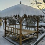 Gartenliegen wetterfest aus Bambus mit Dach aus Palmblättern